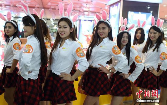 11月11日晚，一百位統(tǒng)一打扮的“兔女郎”現(xiàn)身南京新街口，逛街看電影玩快閃，走到哪里都被圍觀。