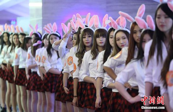 11月11日晚，一百位統(tǒng)一打扮的“兔女郎”現(xiàn)身南京新街口，逛街看電影玩快閃，走到哪里都被圍觀。