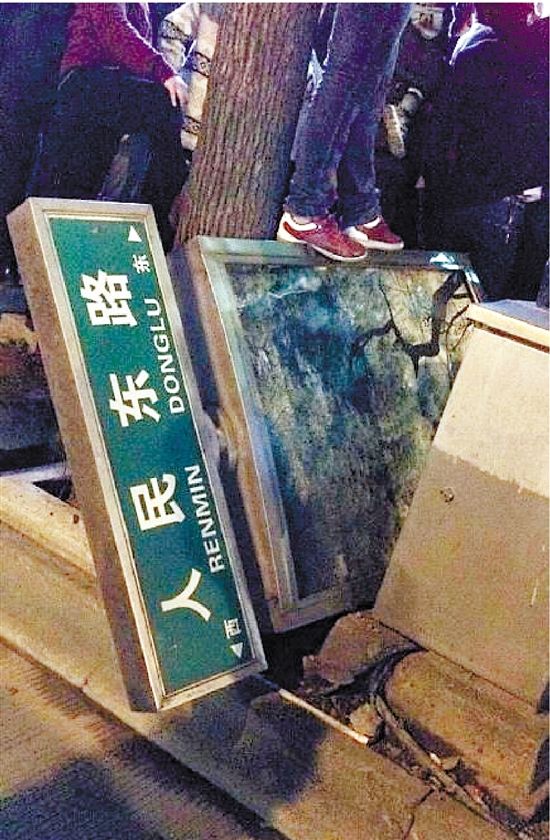 路牌都踩翻，還有人上了樹(shù)，城管不出手，也確實(shí)不大合適。