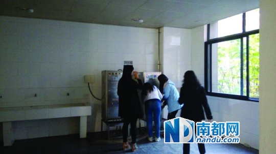 距接熱水的茶房約20米。 南都記者 張少杰 攝