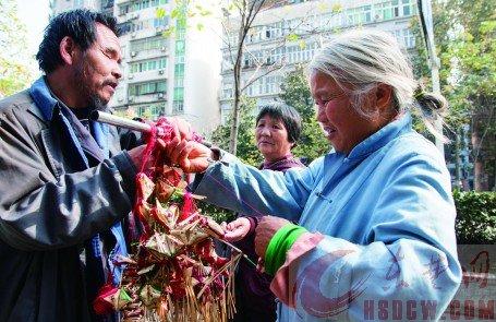 一個過路市民在挑選高廣林做的香包。