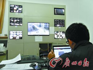 監(jiān)控室就可以看到男生宿舍樓的情況。