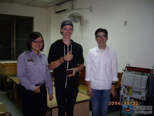 德男子赴臺旅游被司機丟車外 去警局嚇哭大呼丟臉 德男子赴臺旅游被司機丟車外 去警局嚇哭大呼丟臉