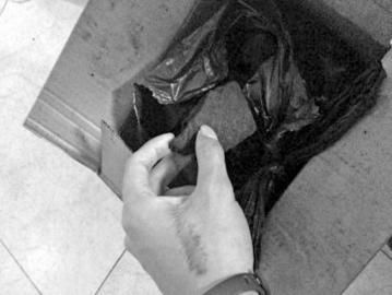 小曾發(fā)出買來的干炭和安眠藥。