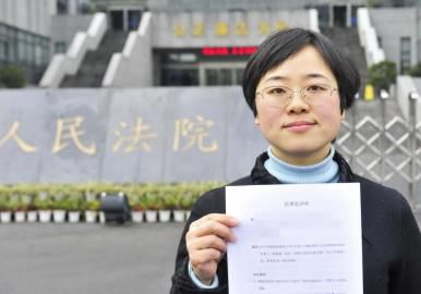 12月3日，起訴代理人出示公訴書。