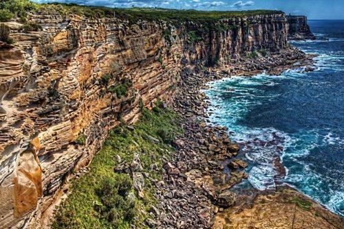 圖為英國(guó)游客看日出時(shí)摔落的懸崖。