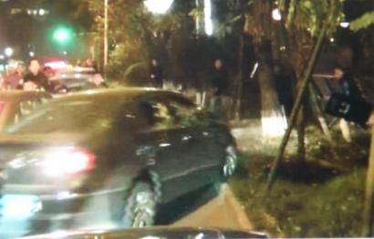 作案嫌疑車輛竄上綠化帶。（據(jù)警方視頻截圖）