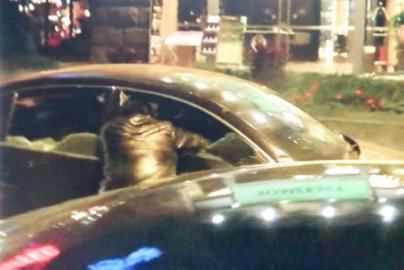 一警察試圖讓汽車停下。