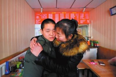 何女士找到了兒子小新后，把兒子緊緊抱在懷里。京華時報記者趙思衡攝