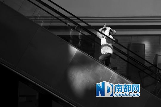 12月12日上午，正佳廣場內(nèi)，任淘淘在扶梯上奔跑玩耍。