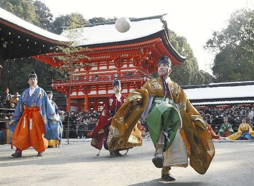 京都市左京區(qū)的下鴨神社舉行新年例行活動“蹴鞠”。