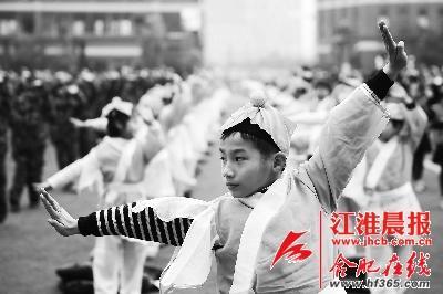 學(xué)生們?cè)谶M(jìn)行集體武術(shù)操展示。