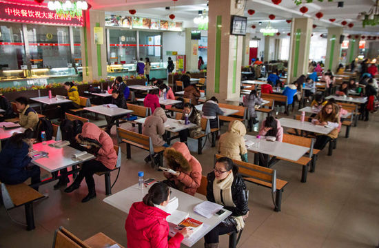 圖為在食堂內(nèi)復(fù)習的學生。
