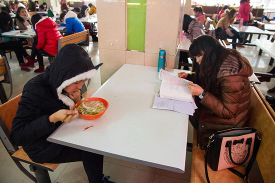 圖為在食堂內(nèi)復(fù)習的學生。