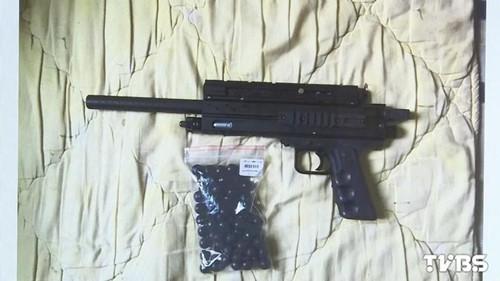 林姓男子使用的瓦斯鎮(zhèn)暴槍。圖自TVBS網(wǎng)站