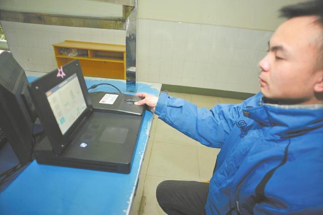 高考報(bào)名錄入指紋開始執(zhí)行,在校生由學(xué)校統(tǒng)一錄入。