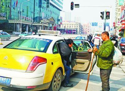 行乞者與保安聊天，竟頻頻對(duì)保安的收入表達(dá)出了不屑。