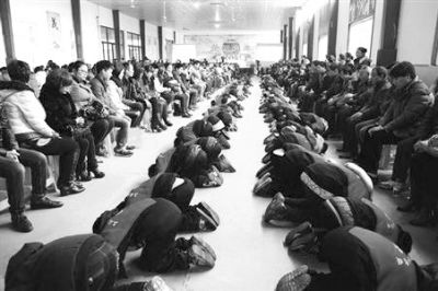 學(xué)生們在老師的指導(dǎo)下，一起給父母下跪謝恩。微博截圖