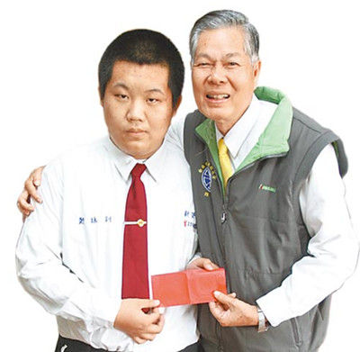 校長(zhǎng)稱贊鄭詠釧（左）處變不驚，頒發(fā)2000元臺(tái)幣紅包“壓驚”，并記一大功。