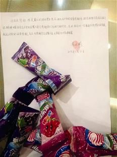 為表謝意，他特意買來20根棒棒糖送給民警。