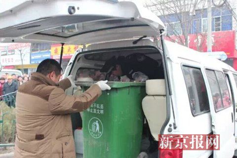 亳州路邊垃圾桶內(nèi)驚現(xiàn)碎尸。網(wǎng)友供圖