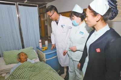 老人病治好了，可他卻一直躺在醫(yī)院的病床上。