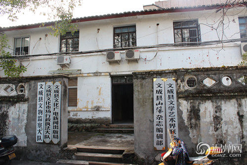 文成縣府大院除了主樓外，其他的基本為磚木結(jié)構(gòu)的兩層小樓