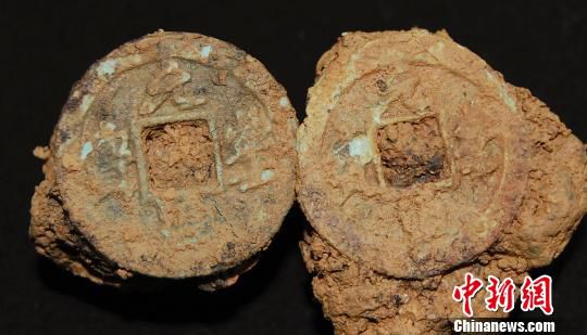 巖橋村廟山地區(qū)出土銅錢?！⊥]文管辦　攝