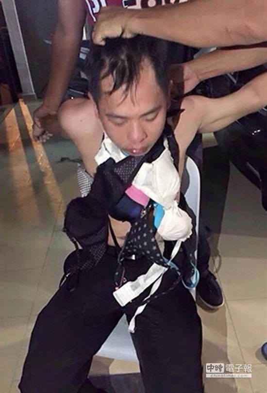 新加坡一名內(nèi)衣賊，被迫穿上女性內(nèi)衣游街示眾。