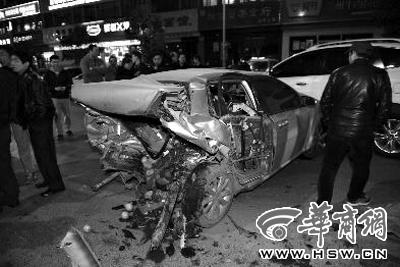 西安街頭一輛小轎車連撞十余機動車 致1死多傷 西安街頭一輛小轎車連撞十余機動車 致1死多傷