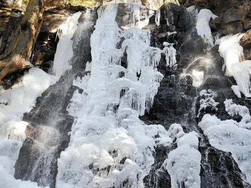 富士河口湖畔的瀑布結(jié)冰，成了一道“冰瀑”。
