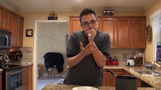 這名男子用手捏緊雞蛋，從窄口一吹，便能輕易把雞蛋吹出，而且不帶任何碎片。