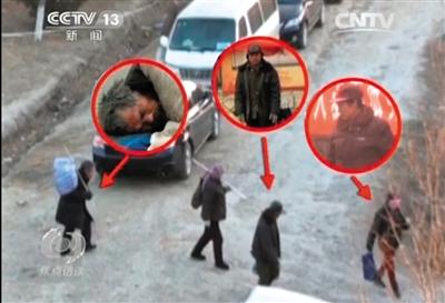 乞討完畢后，各有分工的乞討者們聚在一起，結(jié)伙回到居住地。央視截圖