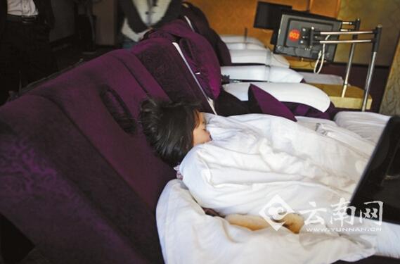 夜里，孩子就睡在沙發(fā)躺椅上。