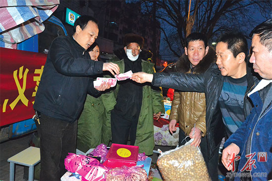 15歲女孩賣(mài)花生救父 2000多元花生賣(mài)出7200元