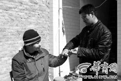 陜西一繼父守護(hù)300多天喚醒植物人繼子 陜西一繼父守護(hù)300多天喚醒植物人繼子