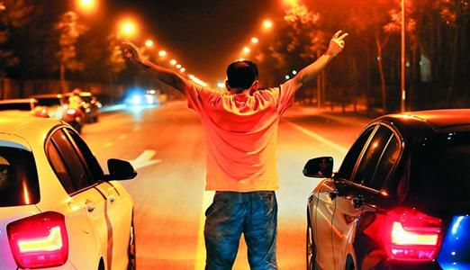2013年8月25日凌晨，北京，在東壩大街路口進(jìn)行的一場飆車。