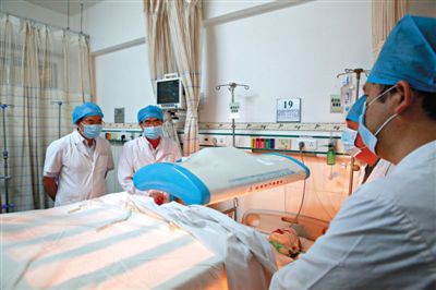 受傷醫(yī)生覃某正在進(jìn)行治療。昨日上午，醫(yī)生覃某在醫(yī)院乘電梯期間，被一名患者潑汽油并點(diǎn)燃，致重度燒傷。圖/CFP