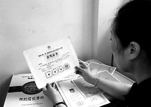 思念小寶的時候，李女士就一遍遍整理孩子留在家里的物品。