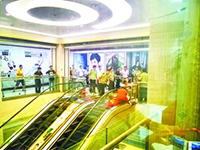 遇難女子家屬很悲傷。