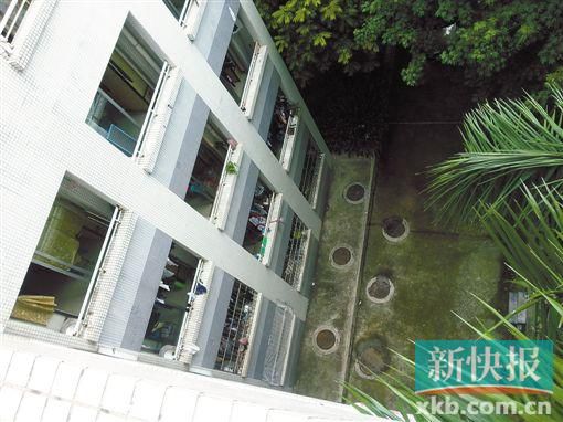 據目擊者稱,當時墜樓者躺在右排中、下兩個井蓋中間附近。