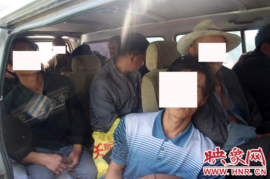 一輛8座的面包車竟然擠進(jìn)17個人。