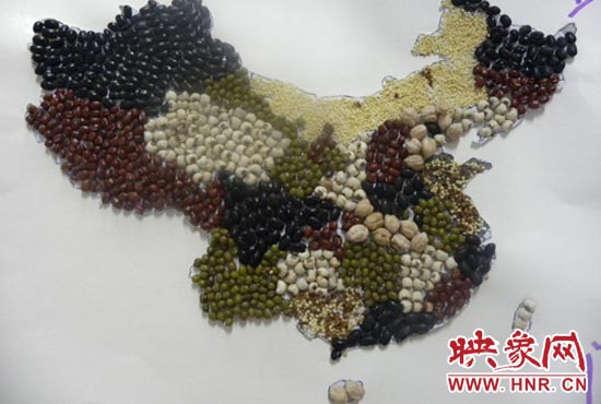 學(xué)生用五谷拼成的中國(guó)地圖