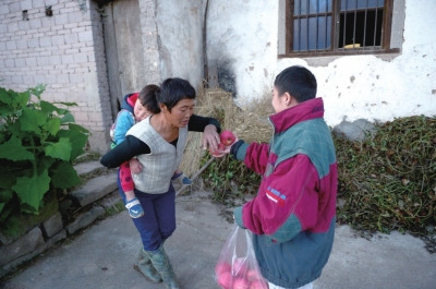 看到他遞來蘋果，村人尷尬地笑笑，婉拒了。