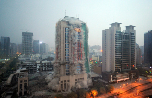 西安118米高爛尾樓15秒爆破拆除 西安118米高爛尾樓15秒爆破拆除