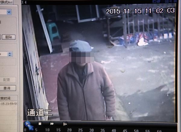 2015年11月17日，鄰居家的監(jiān)控在事發(fā)當(dāng)天拍到老人生前遺像。澎湃新聞?dòng)浾?雍凱 圖