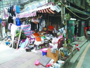 工作人員清理前，阿姨家周圍垃圾如山。