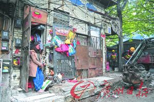 阿姨看著大家清理她堆積的垃圾。廣州日?qǐng)?bào)記者李波 攝