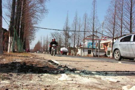 現(xiàn)場有條帶血的輪胎印記。