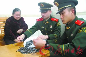 手機(jī)內(nèi)存卡因體積小、價(jià)值高，成為水客走私的“新寵”。圖為邊防官兵正在清點(diǎn)走私物品。